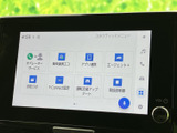 画面に用途別のメニューが並び、必要な項目を見つけやすい構成です。ナビや連携機能など、日々の移動を支える機能をまとめて確認でき、目的に合わせて活用いただけます。