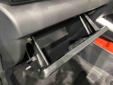 助手席前のグローブBOX等々すぐに出してしまえる便利な収納スペースが備わっています♪