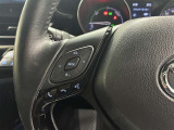 オーディオ操作がステアリングから手を離さず、運転に集中したまま手元で操作できます。