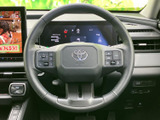 ステアリングには複数のスイッチが備わり、手元で車両の各種機能にアクセスしやすい設計です。メーターを見ながら扱いやすく、日常の運転を便利に支えます。