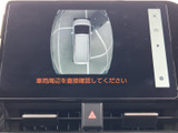 車両周辺を上から見たような映像で確認でき、駐車時の位置合わせに役立ちます。画面上に周囲の状況がまとまって表示されるため、後退時の安全確認を補助してくれます。