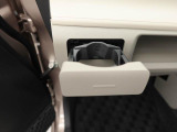 カップホルダーは運転席や助手席からちょうど手の届く位置です!!