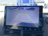 後方の映像にガイド線が重ねて表示され、駐車時に車両後方の位置関係を確認するのに便利です。画面を見ながら周囲を確かめることで、日常の駐車をサポートします。
