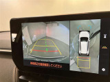 【パノラミックビューモニター】映像で、見づらい車両周辺の確認をアシスト。クルマを真上から見ているような映像を表示。 運転席から確認しにくい車両周囲の状況を把握。