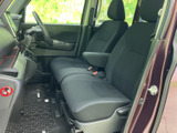 運転席と助手席が並ぶ前席は、シート間の空間にもゆとりが感じられます。窓から外を見渡しやすく、乗り込んだ方がそれぞれ落ち着いて座れる室内です。