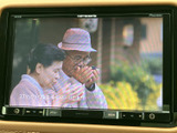 テレビ映像を画面に表示でき、停車中の待ち時間にも番組を視聴して過ごせます。大きく見やすい画面で映像を楽しめるため、休憩時など車内での時間をより快適に過ごせます。