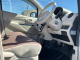 運転席まわりは明るい色合いでまとめられ、窓からの視界も広く感じられます。座面はゆったりとした形状で、乗り降りの際にも車内の様子を確認しやすい空間です。