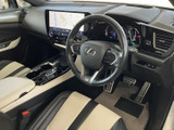 運転席からの視界は広く、運転に集中できます。上質な素材が、快適なドライブを演出します。座り心地も良好です。