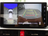 バックモニターと一緒にパノラミックビューモニター搭載!後方だけでなく、車を真上から見るように周囲の安全確認をサポートします