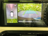 後方の映像に加え、車両周囲を確認できる表示も備わり、駐車時の安全確認に役立ちます。ガイドラインも画面上で見やすく、慣れない場所での駐車をサポートします。