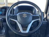 握りやすい形状のステアリングにスイッチを備え、手元で車内の各種操作を行いやすい配置です。メーターや前方を見ながら手を伸ばしやすく、運転中の視線移動を抑える助けになります。