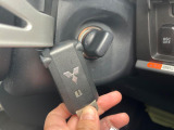【オペレーションキー】カバンやポケットに入れたままでもドアの施錠・解錠が可能なスマートキーを装備。エンジンのオン・オフ時もカギを取り出す必要が無いからとっても便利です♪