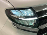 対象物が見やすく白く明るい光で夜間走行をサポートするアダプティブドライビングビーム機能付きフルLEDヘッドランプ(サイドビューランプ、クリアランスランプ、オートレベリング機能付き)を装備