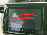 大画面のタッチパネルを備え、ナビやオーディオなどの機能をまとめて確認できます。画面下には音量や電話などの操作アイコンも配置されています。