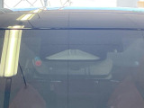【プリクラッシュセーフティ】前方の車両等を検知し、衝突しそうな時は警報で注意を促し、ブレーキを踏む力をサポート。ブレーキを踏めなかった場合は衝突被害軽減ブレーキが作動、衝突回避をサポートします。
