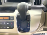 自然に手が届く距離に配置されたシフトレバー。