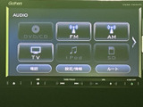 様々なメディアに対応し、快適なドライブをサポート。CDやラジオに加え、最新のデジタル音源も楽しめます。使いやすいインターフェースで、操作も簡単です。