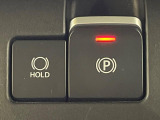 【電動パーキングブレーキ】パーキングブレーキは便利な電動式!ボタン一つで操作でき、アクセルを踏めば自動で解除されます♪レバーやペダルが無いので運転席廻りもすっきりしますね♪