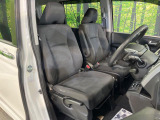 運転席まわりには十分なスペースがあり、大柄な方でもゆったり運転していただける環境です。
