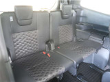 シートアレンジがしやすく、乗車人数や荷物に合わせて柔軟に対応。人も荷物も無理なく載せられる、実用性の高いサードシートです。