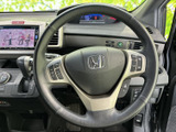 握りやすいステアリングは、快適な運転操作をサポートします。操作スイッチも配置されており、運転中でも直感的に操作できます。