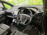 運転席から前方を見渡しやすい視界と、身体を支えるシートで落ち着いて過ごせる空間です。操作部も手の届く範囲にまとまり、毎日の移動を快適にサポートします。
