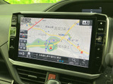高精細な地図画面で、目的地までスムーズに案内。渋滞情報やルート検索機能も充実しており、初めての場所でも安心です。運転に集中できます。