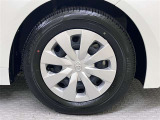 ホイルカバー付きです。タイヤサイズは195/65R15です。