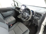 シンプルで使いやすいデザインの運転席です。