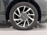 アルミホイールを装備、タイヤサイズは195/55R16です。