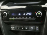 「AUTO」スイッチで車内の温度を一定に保ってくれるオートエアコン 快適装備の代名詞 もちろんマニュアル操作も可能ですよ