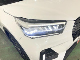 白く明るい光で夜間走行をサポートするLEDヘッドランプを搭載