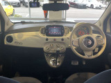 ボディ同色インパネを採用したFIAT500らしいインテリア。シンプルながらも遊び心あふれるデザインが魅力です。