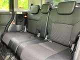 後席には三名分の座席が並び、それぞれにヘッドレストを備えています。座面と背もたれの形状が確認でき、窓から外の景色も楽しめる室内。家族や友人との移動で、乗員が一緒に過ごせる空間です。