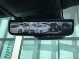 【デジタルインナーミラー】車両後方カメラの映像をルームミラーに映すことが出来ます。 そのため、後席に人や荷物があって後方が見えづらい場合でもしっかり視界を確保することが出来ます。