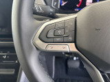 ステアリング左側にはクルーズコントロールなどの操作スイッチを配置。運転中でも手元から操作できます。