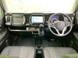 運転席まわりは視界が広く、前方や左右の状況を把握しやすいレイアウト。シートはゆったりと座れる形状で、黒を基調とした落ち着いた室内は日常使いにもなじみます。