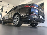 コーナーセンサーが搭載しておりますので、車庫入れの際など、障害物の接近を音で知らせます。