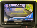 後方の映像とガイドラインを画面で確認でき、駐車時に車両後方の状況を把握する助けになります。周囲を目視でも確かめながら、車庫入れや駐車を行う際にご活用ください。