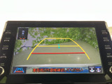 後方の様子を画面で確認しながら駐車をサポートします。進路の目安となるガイド表示もあり、駐車時に周囲を確認する際に便利です。目視も併用しながら、落ち着いて操作できます。