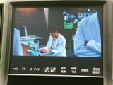テレビ番組を画面で視聴できるため、停車中の待ち時間も有効に過ごせます。車内でひと息つきたい場面にうれしい装備で、映像を楽しむ時間をサポートします。