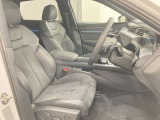 長時間の運転でも疲れを感じにくい、適度な硬さのシートです!