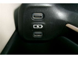 充電用USB端子(Type-C)2個付き。最新のスマートフォンなどの充電に便利です。