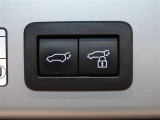 パワーバックドアを装備しています。バックドアを運転席からも開閉できます、便利ですよ。