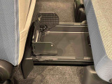 お荷物の収納に便利な「置きラクボックス」フロアに直接置きたくない荷物を置いたり、見られたくない物をしまっておく事が出来ます♪