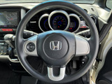 握りやすいステアリングで、運転操作を快適に。オーディオやハンズフリー通話の操作も指先ひとつで可能です。運転の楽しさを向上させます。