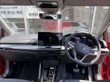 後席側から見たフロントインテリア。大型ディスプレイやデジタルメーターを備えた先進的な室内です。