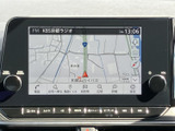 道路や周辺の目印を画面上で確認でき、目的地までのルートを把握する際に便利です。縮尺や目的地などのメニューも表示されており、行き先の設定や現在地の確認をスムーズに行えます。
