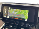 後方の映像に加えてガイド線も表示され、駐車時に車両の後ろ側を確認する目安になります。周囲を目視で確かめながら使えるため、駐車操作をサポートする便利な装備です。