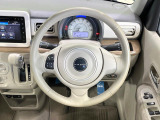 インテリアに合わせたデザインのステアリングは、運転される方のことも考え、運転しやすい形状、大きさです。是非一度、実際に触ってお確かめください。
